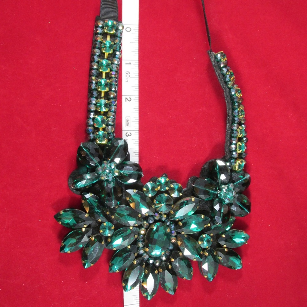 GLAMOROUS Chunky Green Rhinestone Ribbon Necklace - Picture 2 of 6